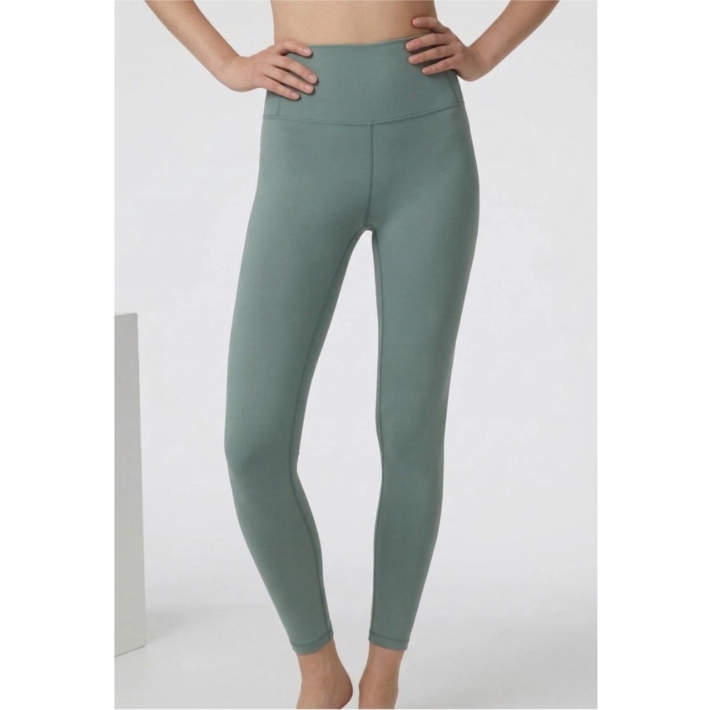 Vuori Evolve Leggings in Sage Green
